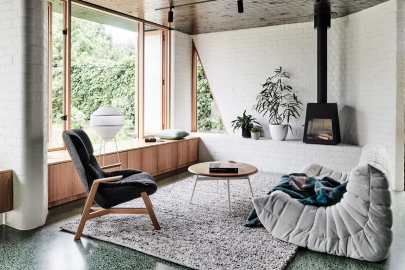 Уютный контрастный интерьер небольшого бунгало в Брансуике, пригороде Мельбурна