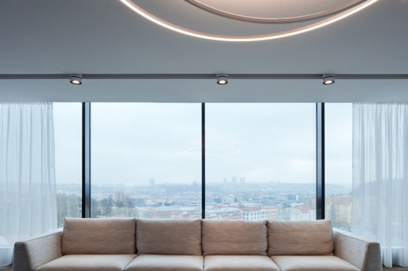 Пентхаус на вершине здания с полностью стеклянным фасадом в Праге Пентхаус на вершине здания с полностью стеклянным фасадом в Праге