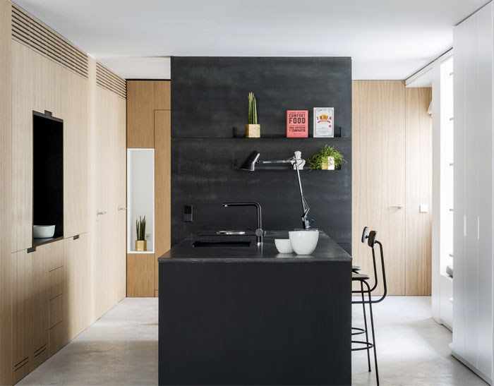 Сдержанные цвета, элегантная простота форм и материалов в интерьере мадридской квартиры