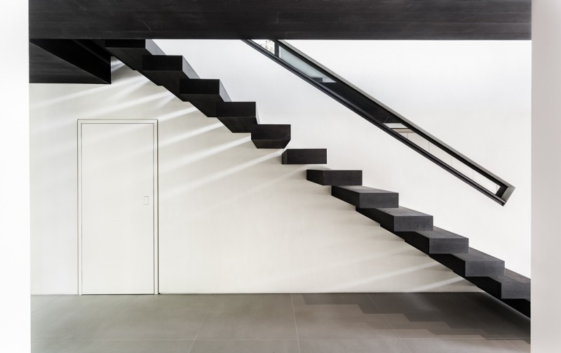 Интерьер двухэтажного дома в лесу