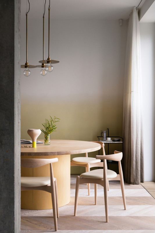 Комбинация дерева, бетонных поверхностей и минималистичной мебели в интерьере уютных апартаментов