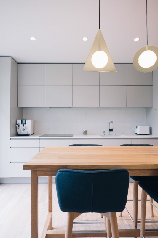 Минималистские апартаменты с синими и желтыми акцентами в Нымме, Эстония