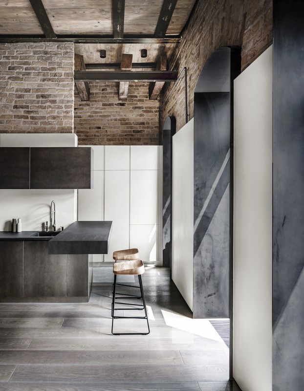 Монохромный интерьер двухуровневой квартиры Монохромный интерьер двухуровневой квартиры