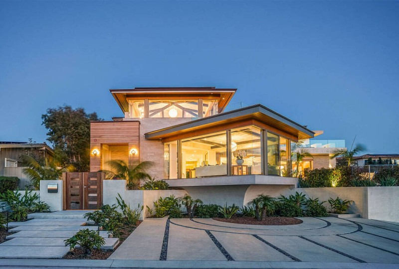 Современная резиденция для одной семьи, расположенная в Манхэттен-Бич, штат Калифорния