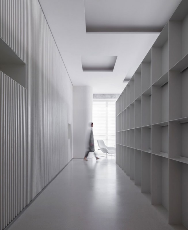 Белоснежный интерьер просторной студии