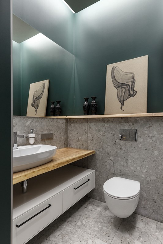 Дерево и камень в интерьере просторных апартаментов