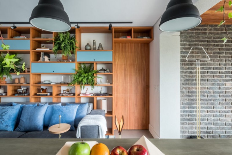 Интерьер квартиры в Сан-Паулу, сочетающий в себе элементы деревенского стиля и оттенки синего