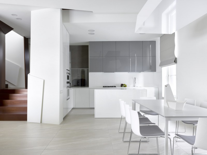 Контраст ярко белого и насыщенного коричневого в облицовке стен загородного дома Контраст ярко белого и насыщенного коричневого в облицовке стен загородного дома