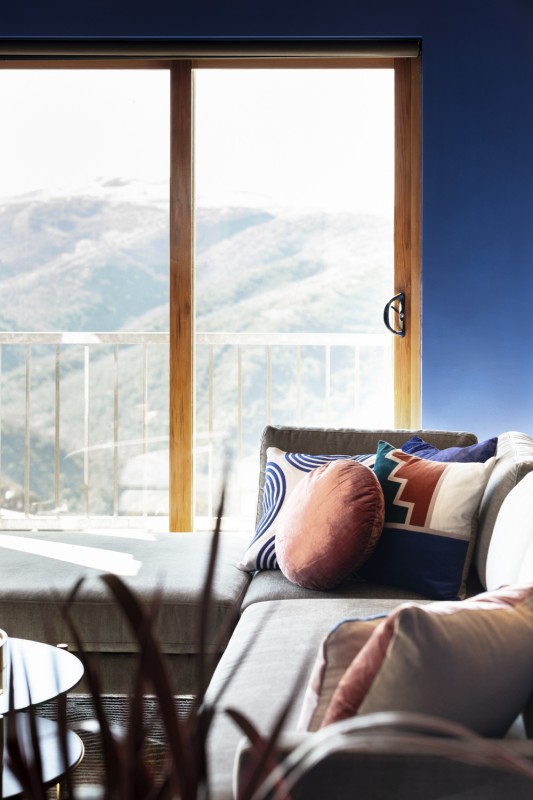 Насыщенные кобальтовые оттенки в сочетании с круглыми формами и металлическими акцентами Насыщенные кобальтовые оттенки в сочетании с круглыми формами и металлическими акцентами