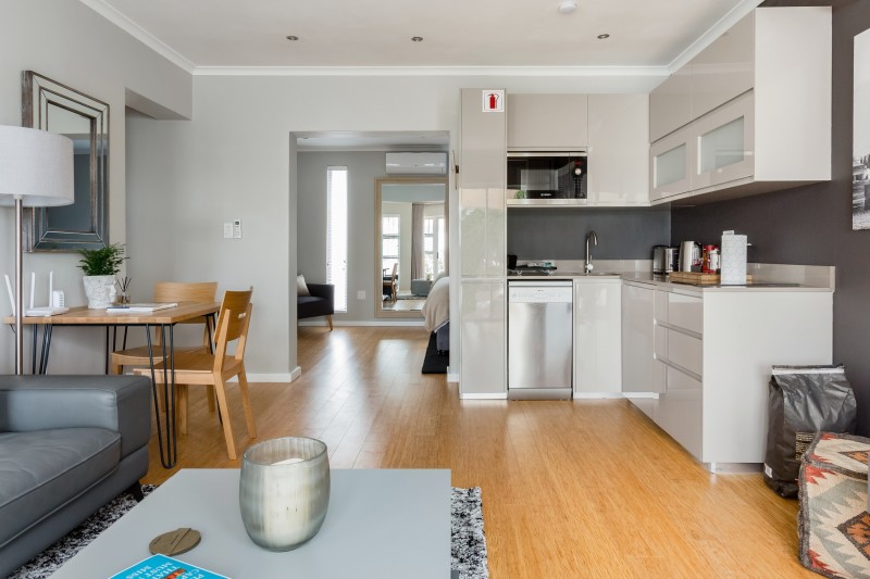 Приглушенные оттенки и элегантная современная мебель в интерьере апартаментов в Кейптауне Приглушенные оттенки и элегантная современная мебель в интерьере апартаментов в Кейптауне