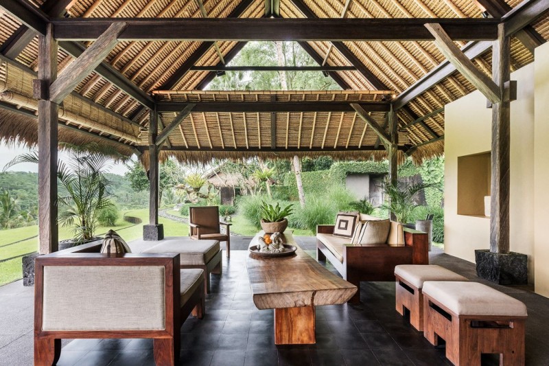 Современная вилла с соломенной крышей и видом на джунгли