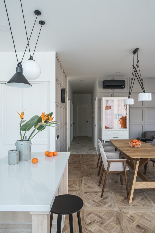 Светлые апартаменты с яркими акцентами