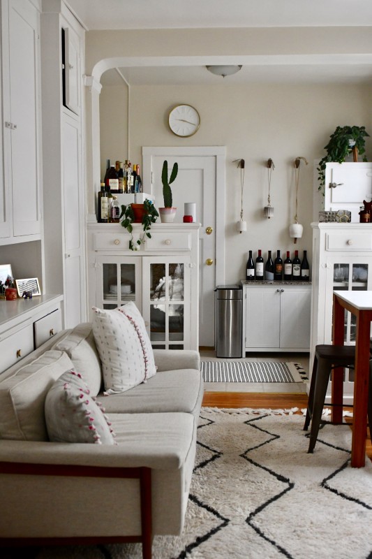 Теплые древесные акценты и живая зелень в интерьере  квартиры в Сан-Франциско