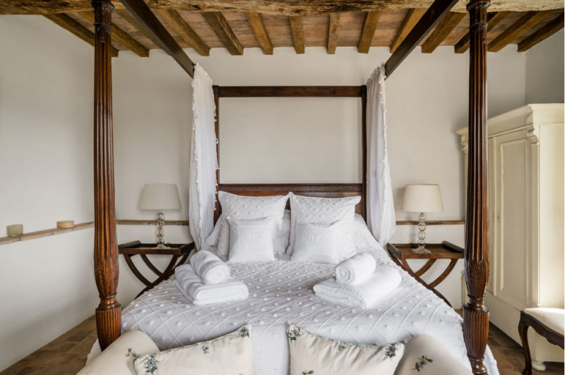 Замковая каменная вилла, расположенная на 84 гектарах леса в пасторальной Тоскане