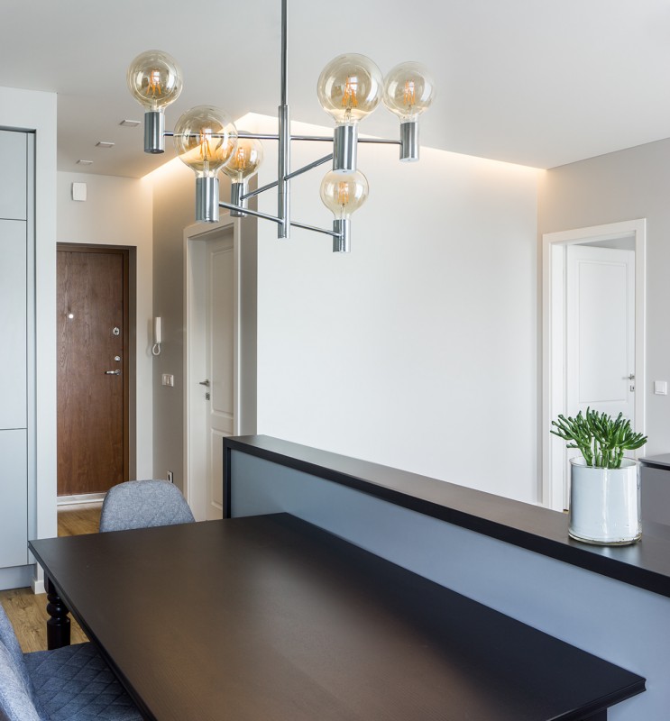 Апартаменты в серых тонах с яркими цветовыми акцентами