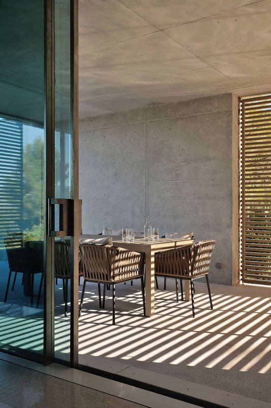 Бетон в интерьере современного дома на юге Франции