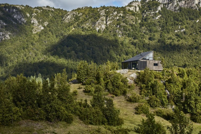 Дом на вершине горы у озера Лонконао в Чили