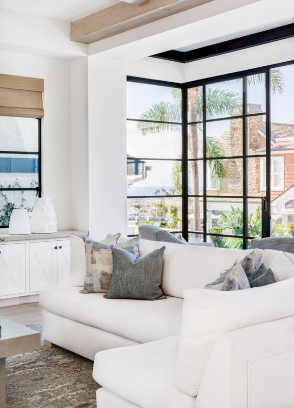 Интерьер особняка недалеко от океана в Корона-дель-Мар, Калифорния