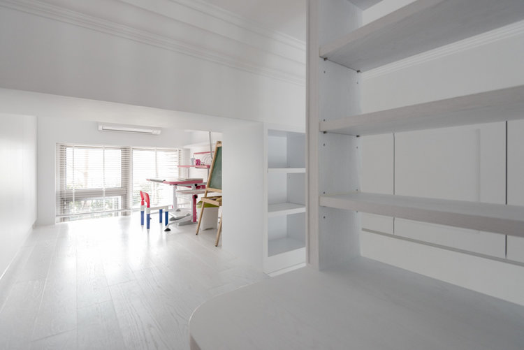 Яркие акценты в белоснежном интерьере