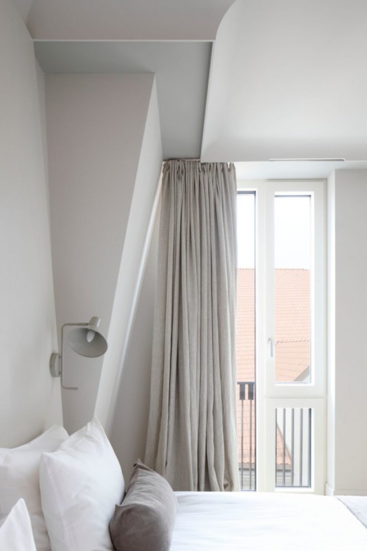 Монохроматизм в отеле Redstone в Риге, Латвия