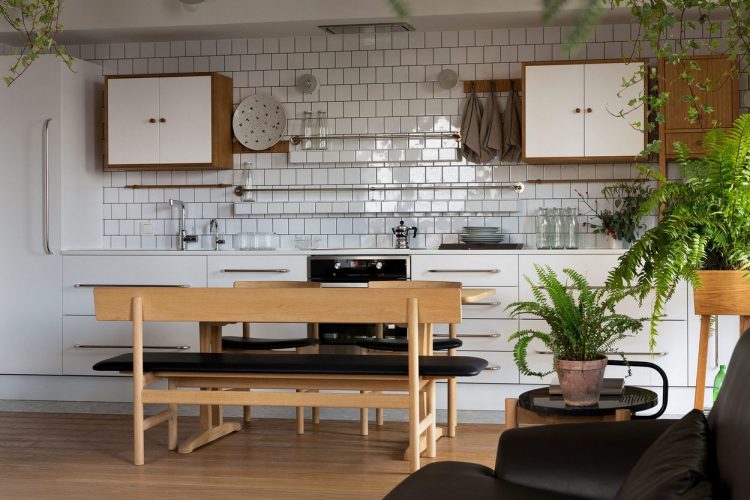 Контраст темных и светлых поверхностей в интерьере просторных апартаментов