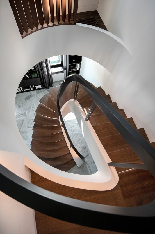 Пентхаус с многофункциональными пространствами и уникальной винтовой лестницей Пентхаус с многофункциональными пространствами и уникальной винтовой лестницей