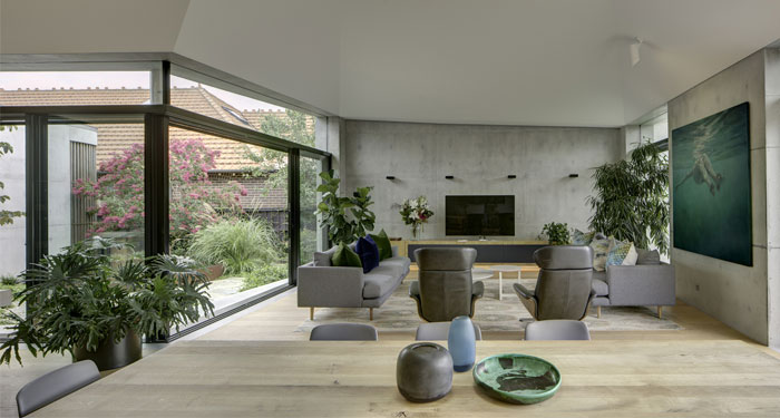 Переплетение дерева, бетона, стекла и металла в интерьере дома в Сиднее