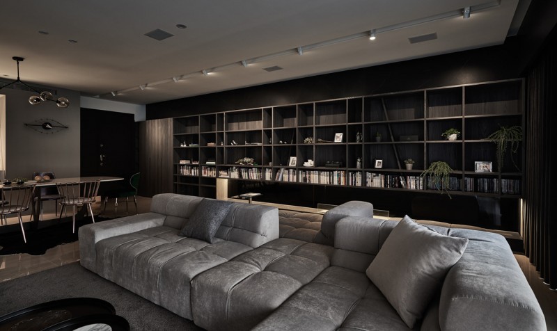 Темные тона в интерьере стильных апартаментов