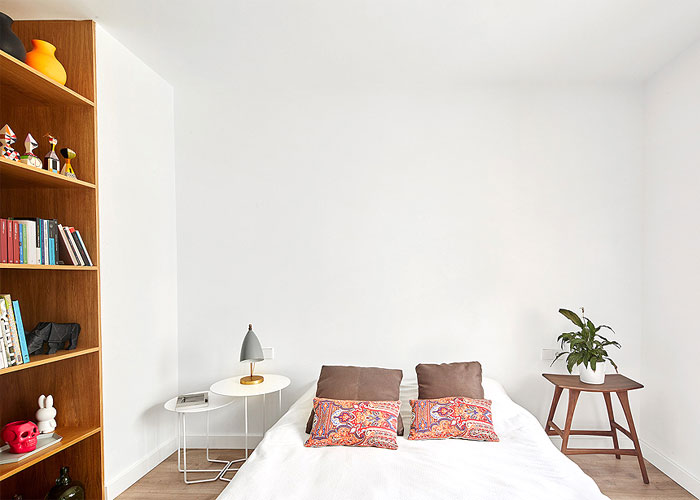 Белый и серый цвета, гранит и дерево в интерьере апартаментов в Барселоне