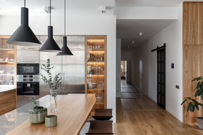 Дерево и камень в интерьере просторных апартаментов