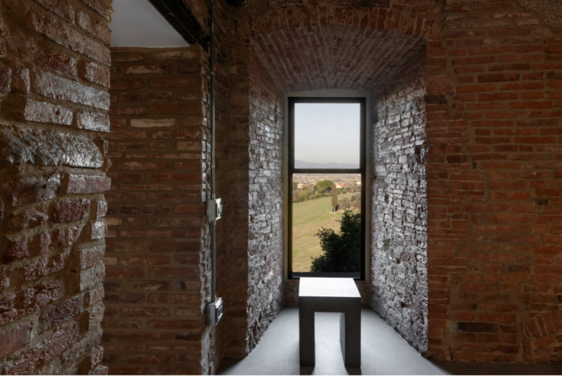 Двухэтажный лофт с панорамными окнами в итальянской провинции Пиза