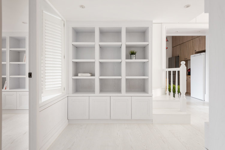 Яркие акценты в белоснежном интерьере