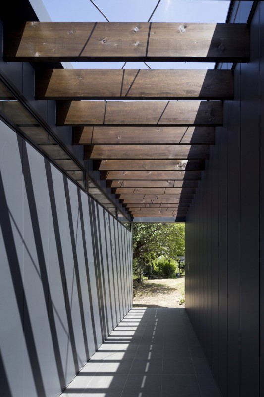 Минималистичный дом, расположенный в Тибе, Япония Минималистичный дом, расположенный в Тибе, Япония