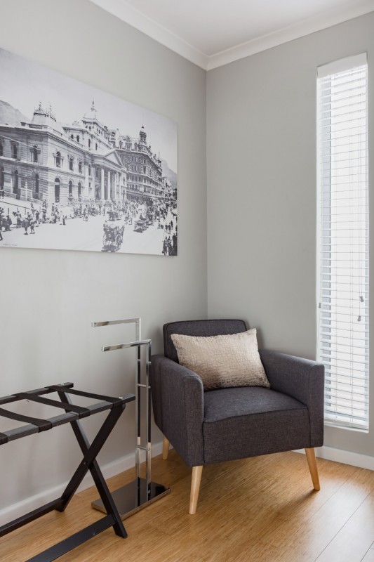 Приглушенные оттенки и элегантная современная мебель в интерьере апартаментов в Кейптауне Приглушенные оттенки и элегантная современная мебель в интерьере апартаментов в Кейптауне