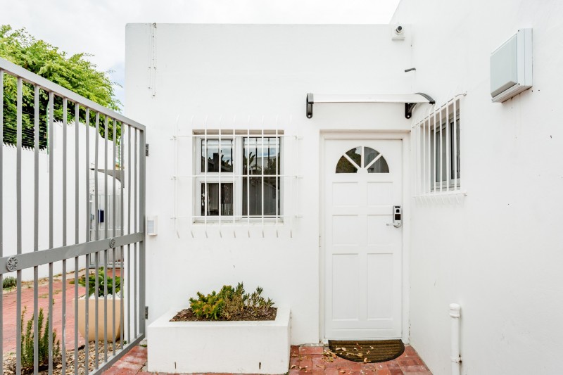 Приглушенные оттенки и элегантная современная мебель в интерьере апартаментов в Кейптауне Приглушенные оттенки и элегантная современная мебель в интерьере апартаментов в Кейптауне