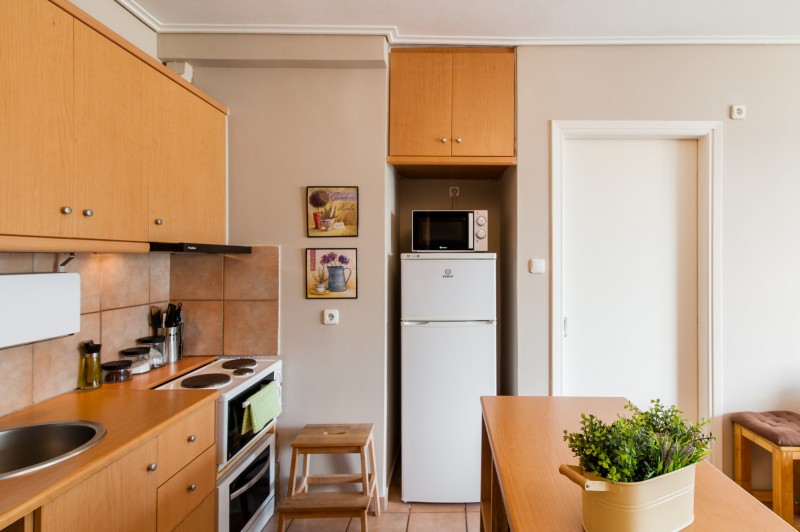 Средиземноморская квартира с балконом в теплых тонах в Афинах