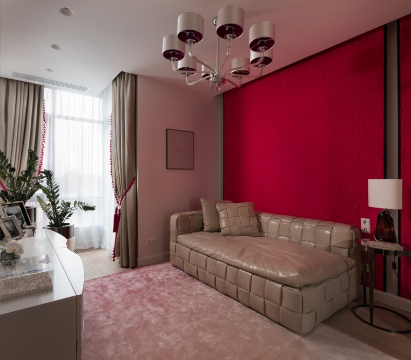 Светлый интерьер с яркими акцентами