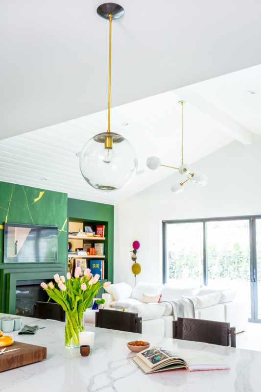 Светлый интерьер с яркими акцентами