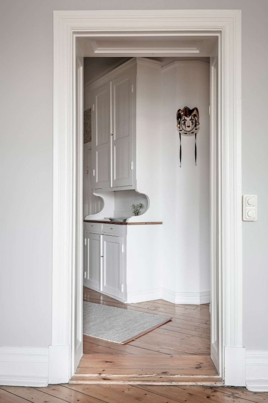 Высокие потолки и хорошо сохранившиеся детали начала ХХ века в апартаментах в Стокгольме