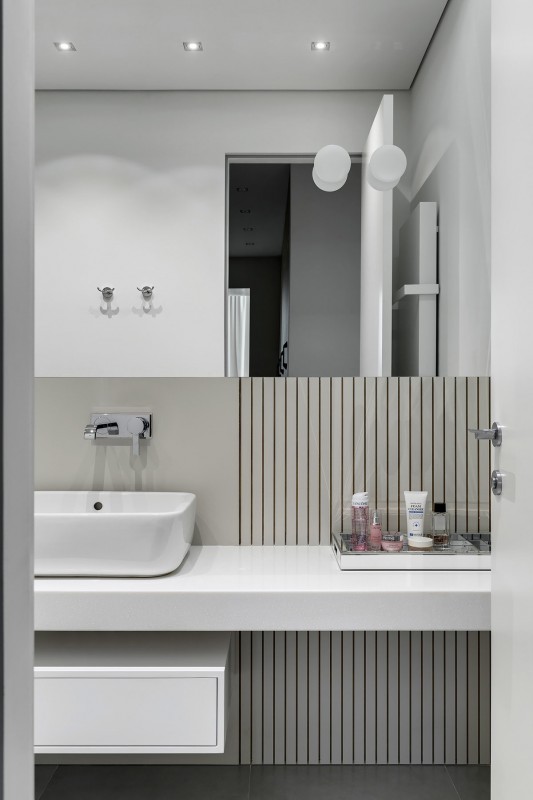 Акцент на синий и красный цвета