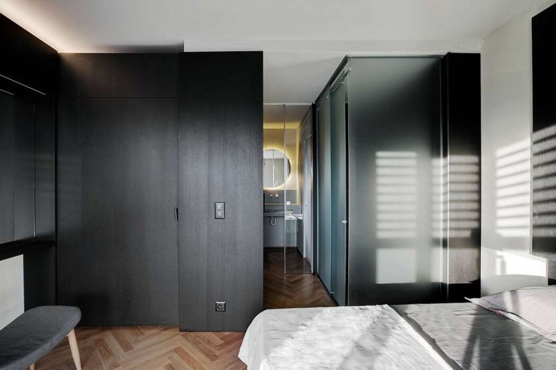 Акцентные черные деревянные панели в интерьере компактной квартиры