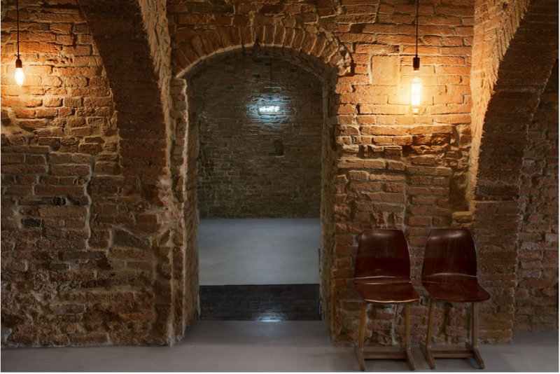 Двухэтажный лофт с панорамными окнами в итальянской провинции Пиза