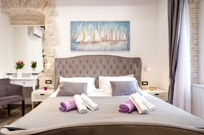 Интерьер апартаментов, сочетающий в себе винтаж и современность