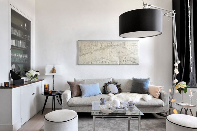 Интерьер дома во Франции, оформленный в черно-белой цветовой гамме