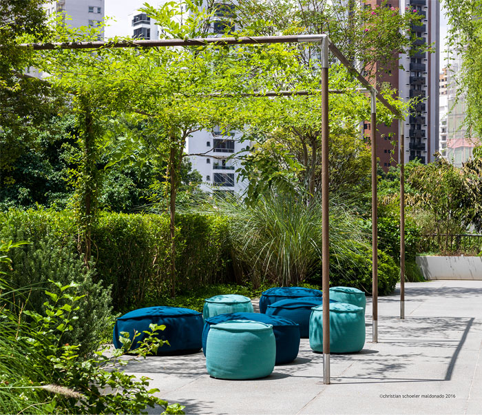 Интерьер пентхауса с полированными бетонными полами и обширной деревянной облицовкой