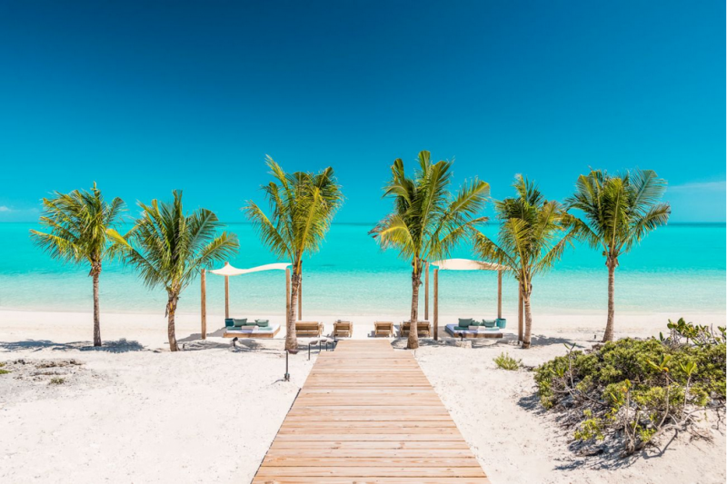 Небольшой отель Pearl West в городе Лонг-Бэй-Хиллс, острова Тёркс и Кайкос