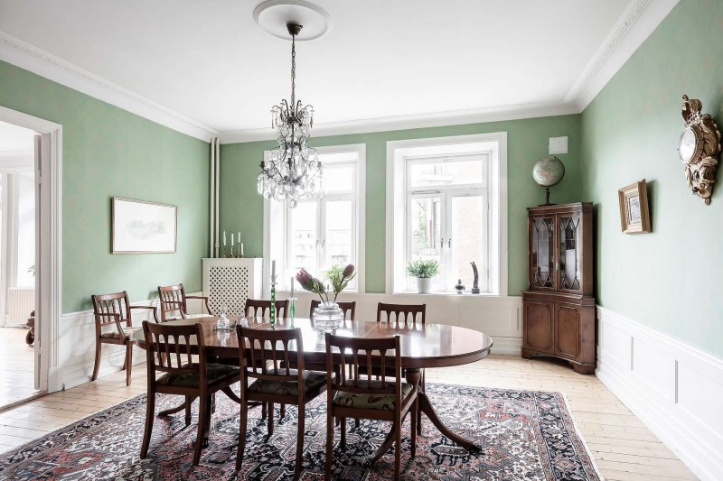 Высокие потолки и хорошо сохранившиеся детали начала ХХ века в апартаментах в Стокгольме