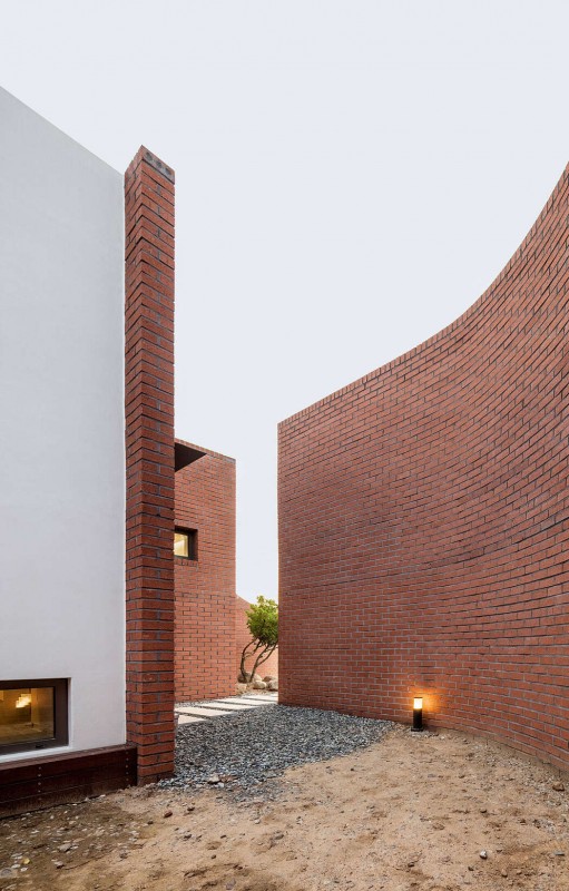 Заборная стена как часть здания в дизайне дома в Южной Корее