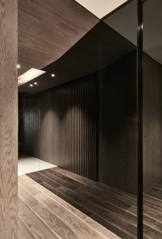 Темный изысканный интерьер квартиры в Тайбэе, Тайвань