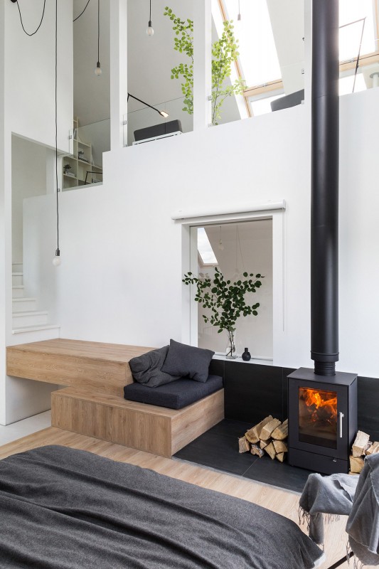 Интерьер просторной мансарды